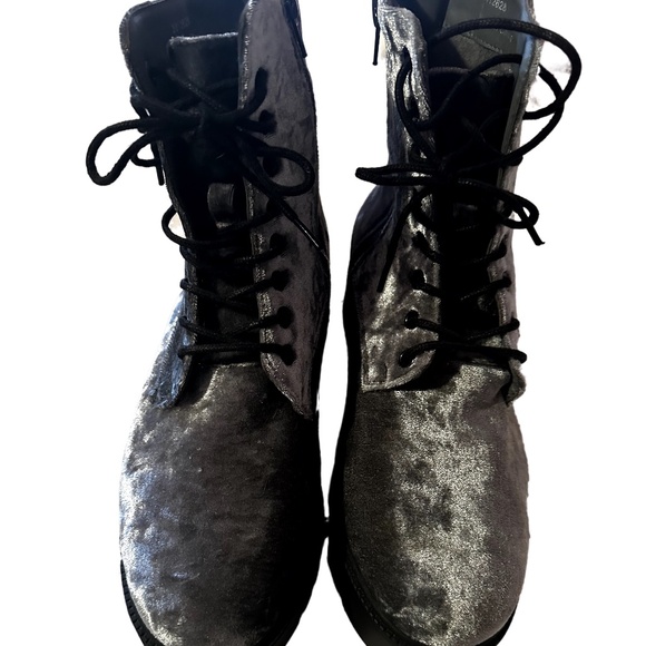 Never worn! Silver Velvet Biker Boots Platform zip up/tie front Size 9 Wide fit - Picture 4 of 7